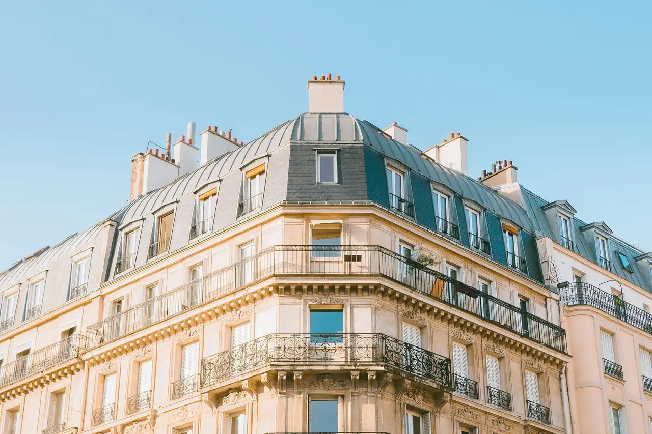Immeuble haussmannien à Paris sous un ciel bleu